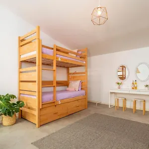 Hostel Female, Faro